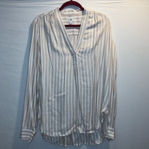 Gap Tan and white v-neck size M Tall